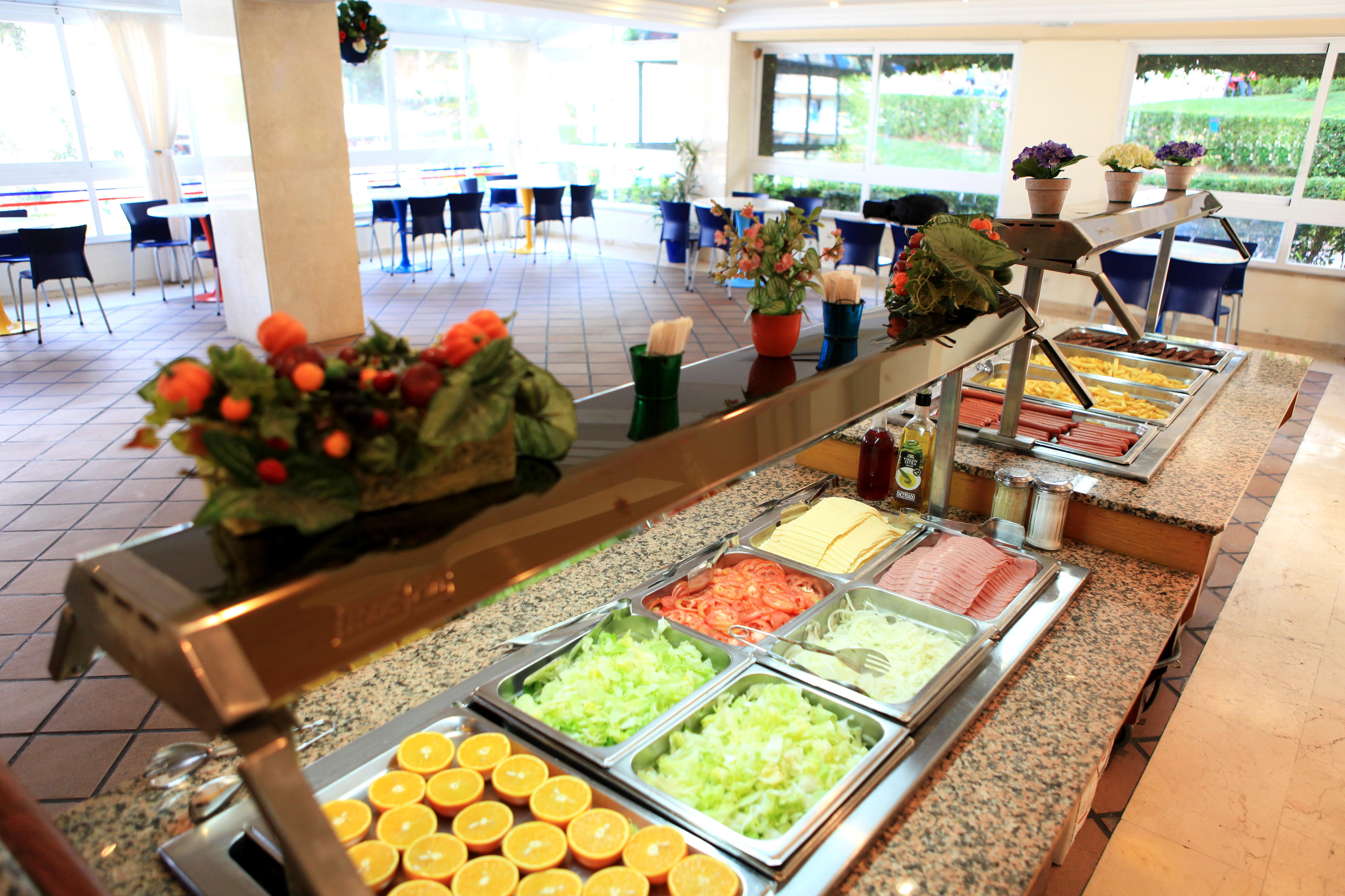 Sahara Nubia Gobi Hotell Ses Cadenes Eksteriør bilde Breakfast buffet at a hotel